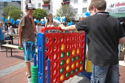 Playground party 15:
                            giant connect 4, company "Sport und
                            Freizeit Salzgitter GmbH", Germany