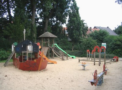 Parque infantil
                              para ni�os de 2 a 6 a�os con instalaciones
                              para trepar, con un barco con un tobog�n,
                              con otro tobog�n, con un caj�n de arena, y
                              con balancines de muelle, en la calle
                              Wilhelm Busch en Ibbenbueren, Renania del
                              Norte-Westfalia, Alemania