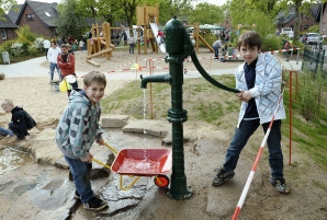 Aguas 04: una bomba de
                            agua de un estilo antiguo en el parque
                            infantil de L�becker Weg ("pasaje
                            Lubeck") en Krefeld-Uerdingen en
                            Alemania