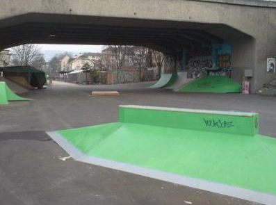 Abrigo 05: parque de
                            patinaje bajo de un puente, aqu� el puente
                            Kornhausbr�cke (puente de la casa de granos)
                            cerca de la area de Letten en Zurich
