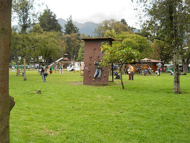 Parque infantil con
                            �rboles grandes en el parque Ejido en Quito
                            en Ecuador