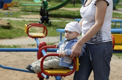 Madre con ni�o 01 en un
                            carrusel infantil, stockfoto