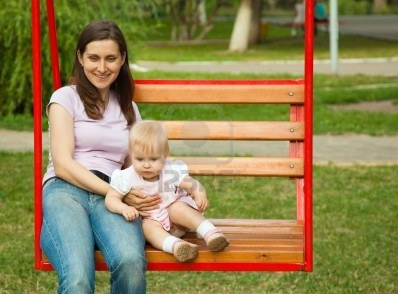Madre con ni�o 02 en un
                            columpio, stockfoto