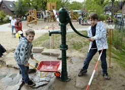 Agua 04, una bomba de agua de manera
                              antigua en el parque infantil en calle
                              Lubeck (L�becker Weg) en
                              Krefeld-Uerdingen, Alemania
