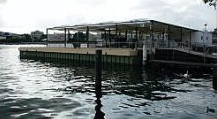 Balsa 05 como balsa de cultura con
                            eventos de m�sica en el lago de Zurich cerca
                            de la plaza Bellevue ("Vista
                            buena"), Zurich