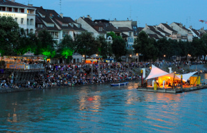 Balsa 06 como balsa de cultura con
                            eventos de m�sica en el r�o Reno en Basilea
