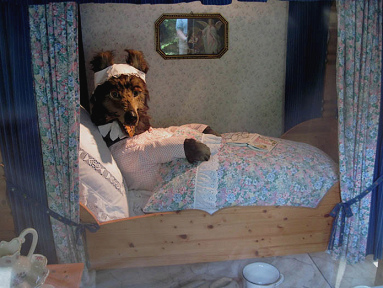Bosque de cuentos en Ibbenbueren 02, un
                            lobo en una cama (cuento: Caperucita Roja)