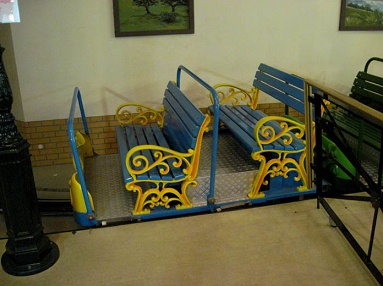 Tren de temas en Ibbenbueren 02, el
                            tren tiene remolques abiertos con bancos en
                            el estilo del siglo XIX
