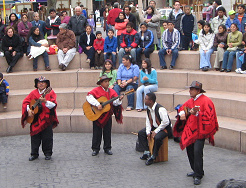 Un anfiteatro con
escalones de piedras en el parque
Kennedy en Lima-Miraflores con música
folclórica peruana (2010) Un anfiteatro con escalones de
piedras en el parque Kennedy en
Lima-Miraflores con música folclórica
peruana (2010)