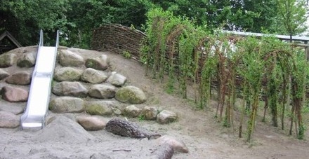 Tobog�n en un
                              pendiente con piedras como escaleras en
                              Hohberg cerca de Offenburgo, Alemania del
                              Sur