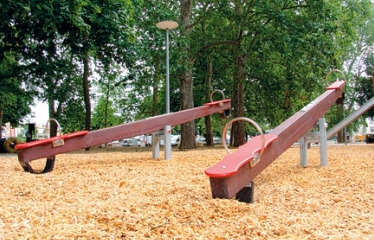 Balanc�n 02 en madera
                            con amortiguaciones de caucho en un suelo de
                            serraduras, parque Claramatte ("prado
                            de Clara"), Basilea