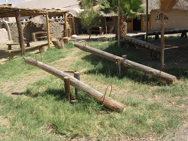 Balancines sin amortiguaciones de
                                  caucho en la granja de Hari Krishna
                                  "Eco Truly" en el valle
                                  Lluta cerca de Arica en Chile