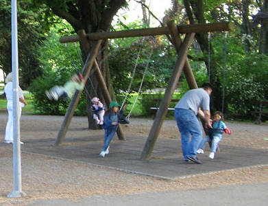 Grupo de columpios 03 con
                                  columpios normales y con dos columpios
                                  de bebes, en el Sch�tzenmattpark
                                  (parque del prado del tirador) en
                                  Basileach�tzenmattpark ("Rifleman
                                  Meadow Park") in Basel