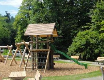 Trepar 01: acceso
                                                  a un tobog�n en el
                                                  parque infantil del
                                                  Uetliberg (monta�a
                                                  Uetli), regi�n de
                                                  Zurich, Suiza