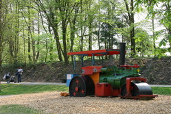 Una apisonadora de vapor real en un
                            parque infantil en Alsdorf cerca de Aachen,
                            Renania, Alemania