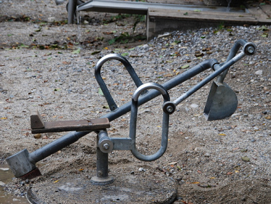 Una excavadora semi m�vil en el parque
                            infantil de Frasdorf en Baviera, Alemania