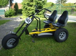 Manejar un coche de pedales 14, un
                            coche como una Harley de dos asientos,
                            Goehren-Lebbin, Alemania