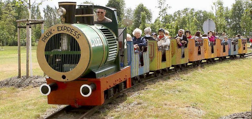 Tren en un
                            parque 02 en Schwarzheide, Lusacia,
                            Alemania