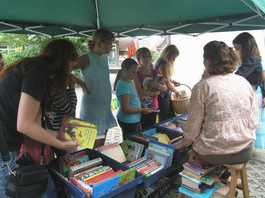 Fiesta en el parque
                              infantil 12, cambio de libros en
                              Gernsbach, regi�n de Baden-Baden,
                              Baden-Wurtemberg, Alemania