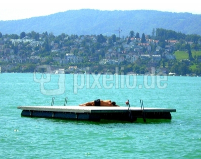 Aguas
                          01, una balsa en el lago de Zurich