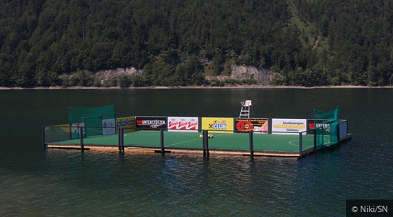 Aguas
                          02, una balsa grande de f�tbol con un c�sped
                          artificial en el lago Hintersee ("Lago
                          Inferior") cerca de Salzburgo en Austria
                          donde hay un torneo de f�tbol "Raft
                          Soccer Cup" cada a�o