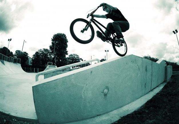 Patinaje 03: ir de bici
                          en la rueda de atr�s en un muro, distrito der
                          Horfield en Bristol, Inglaterra