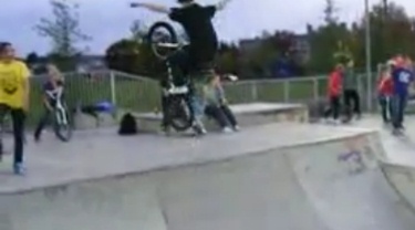 Patinaje 22: ir de bicicleta en una
                          posici�n volante en el parque Horfield en
                          Bristol, Inglaterra