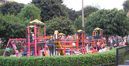 Parque infantil de castillos en el
                                parque Kennedy en Lima-Miraflores en el
                                Per� (en el a�o 2008 apr.)