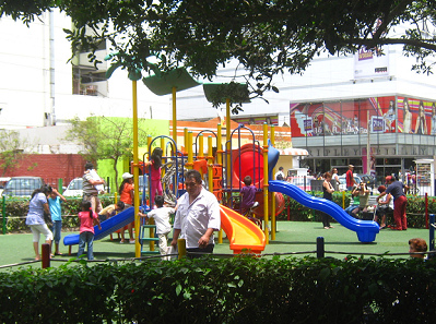 Parque infantil con un castillo
                              infantil y con un c�sped artificial 02 en
                              el parque Kennedy en Lima-Miraflores
                              (instalado en 2010 apr.)