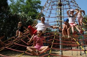 Trepar 05b:
                                  pir�mide de trepa con cuerdas, Petite
                                  Camargue, Francia