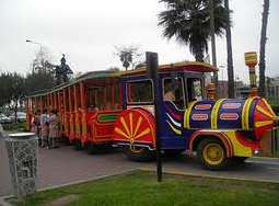Tren de tractor en el parque
                                      Muralla en rojo, Lima, Per�