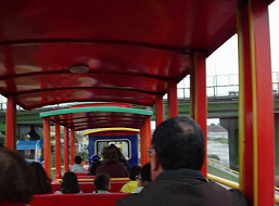 Tren de tractor en el parque
                                      Muralla en rojo, vista interior,
                                      Lima, Per�