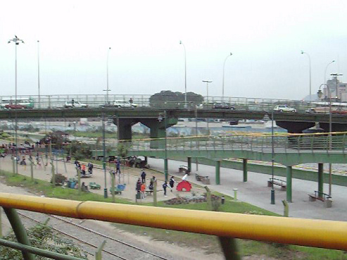 Tren en un parque 07: la
                                      vista del tren a la zona infantil
                                      en el parque Muralla, Lima, Per�