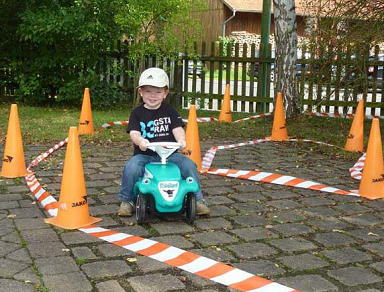 Fiesta en el parque
                              infantil 08, circuito de tr�fico para
                              ni�os peque�os con bolardos y banda de
                              tr�fico, distrito de Doellbach en Kassel,
                              Alemania