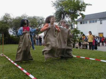 Fiesta en el parque
                              infantil 23, carrera de sacos de una
                              escuela primaria en Wittlich-Bombogen,
                              regi�n de Trier, Alemania