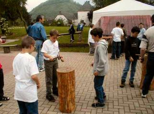 Fiesta en el parque
                              infantil 24, clavar un clavo, fiesta de
                              una escuela primaria en Wittlich-Bombogen,
                              regi�n de Trier, Alemania
