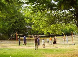 Volleyball auf Rasen im Park am
                                Dammweg in Berlin-Neukoelln