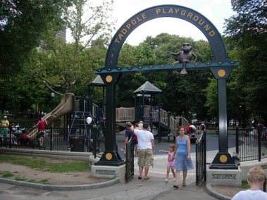 Eingangstor 05 am Tadpole-Spielplatz in
                            Boston, "USA"