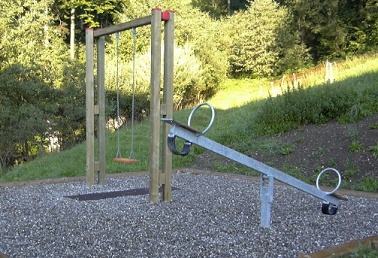 �de Umgebung mit
                                Wippe und Schaukel