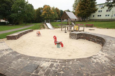 Raumabgrenzung 01, Sitzmauer auf
                                  dem Spielplatz in Brechten,
                                  Deutschland