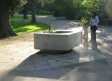 Wasser 03: Eine
                                Wasserquelle im Sch�tzenmattpark neben
                                dem Spielplatz, Basel