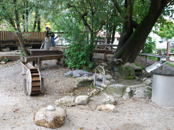 Wasserspielplatz in Frasdorf in
                                  Bayern, Deutschland, mit Kan�len,
                                  M�hlrad und Kanalschiebern