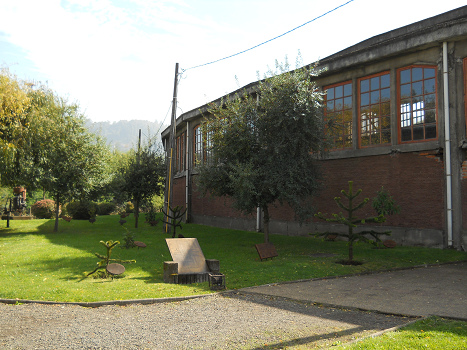 Botanischer Garten mit angeschriebenen
                            B�umen beim Eisenbahnmuseum von Temuco,
                            Chile