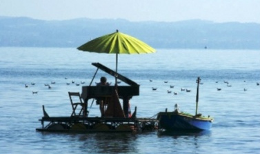 Floss
03 auf dem Zürichsee mit Inspiration und
Konzertflügel, Roman Rutishauser Floss
03 auf dem Zürichsee mit Inspiration und
Konzertflügel, Roman Rutishauser