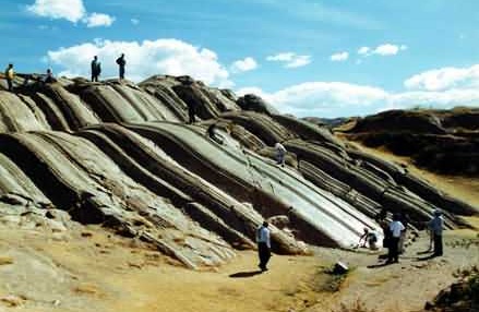 Nat�rliche,
                                    breite Rutschbahn durch
                                    Gesteinsformation 01, Sacsayhuam�n,
                                    Peru