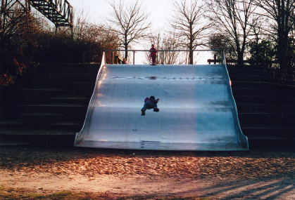 Breite
                                        Wellenrutschbahn �ber eine
                                        Treppe hinweg auf demSpielplatz
                                        am Kanal, Berlin-Treptow