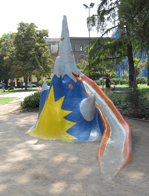 Vulkanrutschbahn 03 am
                              Brasilien-Platz (plaza Brasil) in Santiago
                              in Chile mit einem Schmunzelgesicht