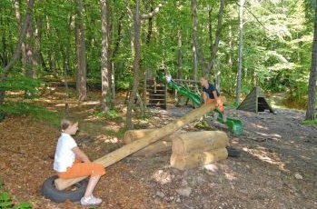 Wippe 07 mit
                              horizontal gelegten Reifenpuffern im
                              Waldspielplatz Eppan in �sterreich