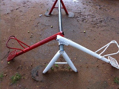 Wippe aus Metall
                              wurde (wahrscheinlich durch Vandalismus
                              durch hirnlose Erwachsene) gebrochen,
                              Paraguari, Paraguay