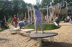 Wippe auf drei
                              Spiralfedern (Spiralwippe) �ber einer
                              Finnfl�che, Velbert, Deutschland